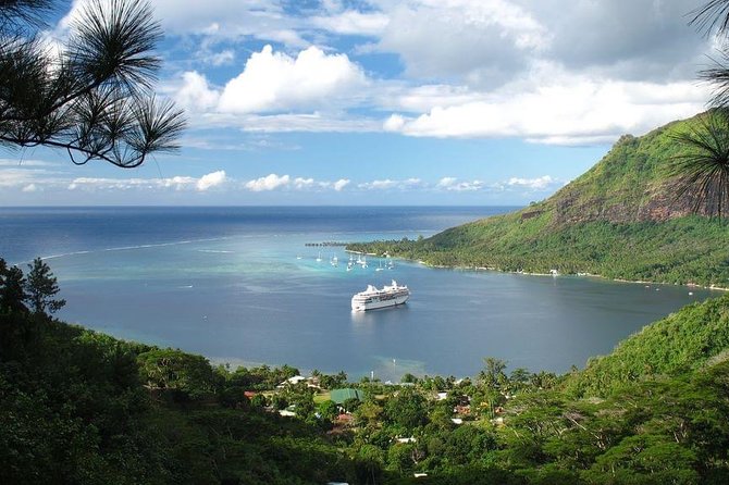 4x4 Moorea Safari Tours : With Hotel transfers - The 4x4 ride, pickup, and group-size questions