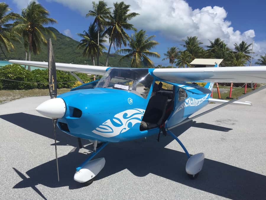 Bora-Bora 30 minutes private flight in light aircraft - Following the coral belt at 400 meters