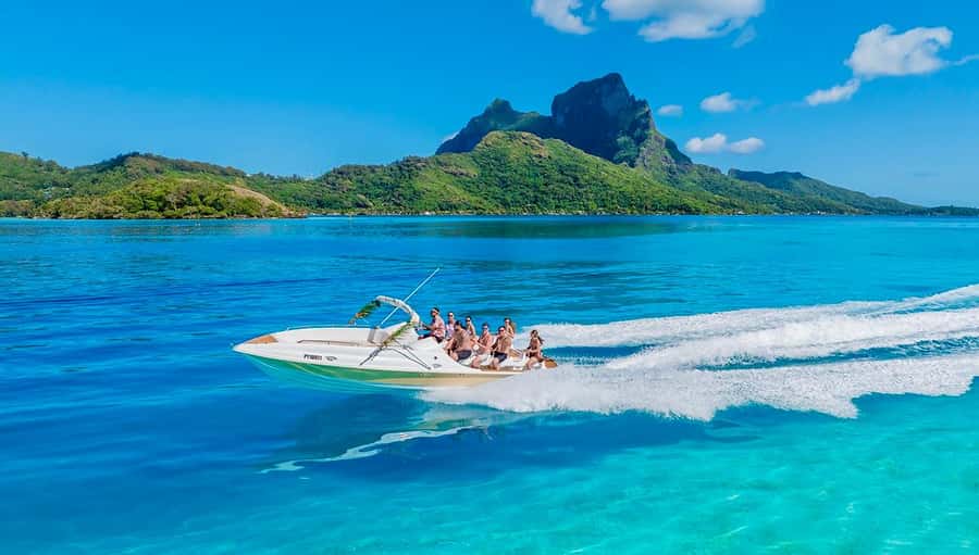 Bora Bora: Blue Lagoon Cruise, Snorkeling and Lunch . - Cruising through Bora Bora’s blue lagoon