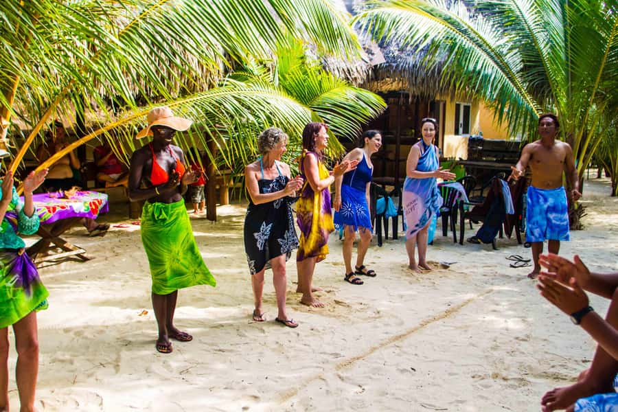 Bora Bora: Full-Day Lagoon Snorkelling Tour - Black-tip sharks and the thrill of open water