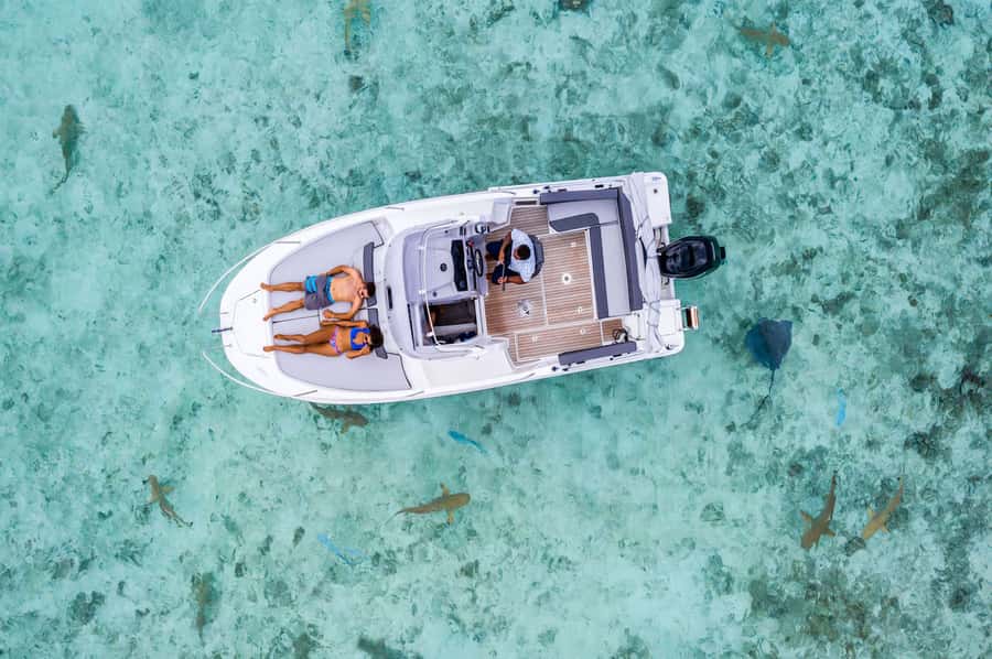 Bora Bora: Private Boat Tour with Snorkeling and Drinks - What the 25-foot catamaran adds