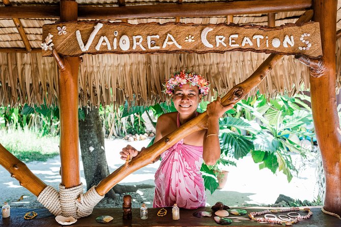 Bora Bora Snorkel Cruise by Polynesian Outrigger Canoe with BBQ Island Lunch - Sharks and stingrays in shallow water