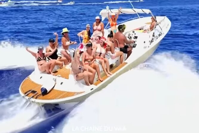 Crazyseahorseborabora Comfortable boat , sensational snorkeling . - The Guides: Mo and Tu