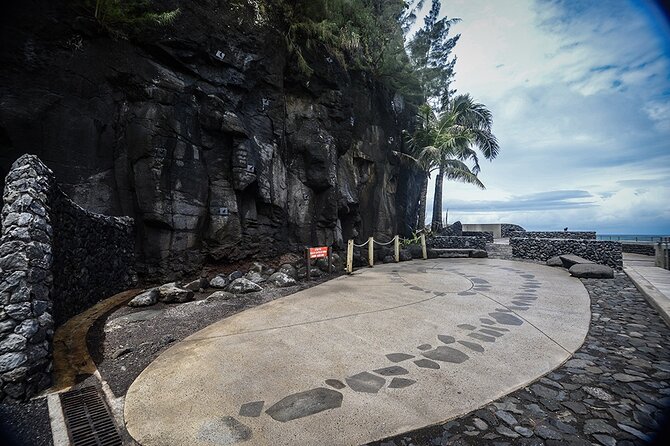 Discovering the emblematic sites of Tahiti - Pointe Venus brings black sand and island history together