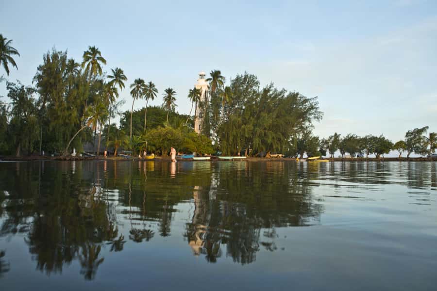 From Papeete: Tahiti Highlights Full-Day Private Tour - Taravao Lookout explains Tahiti’s two-part shape