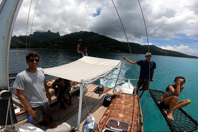 Introduction to sailing and discovering the lagoon - Why this Moorea sailing trip feels different