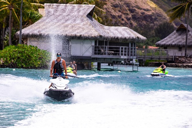 Moorea Explorer Jet Ski tour - Learning to pilot your own jet ski