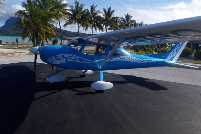Private 30-minute flight downwind of Huahine - Key points about Huahine from above