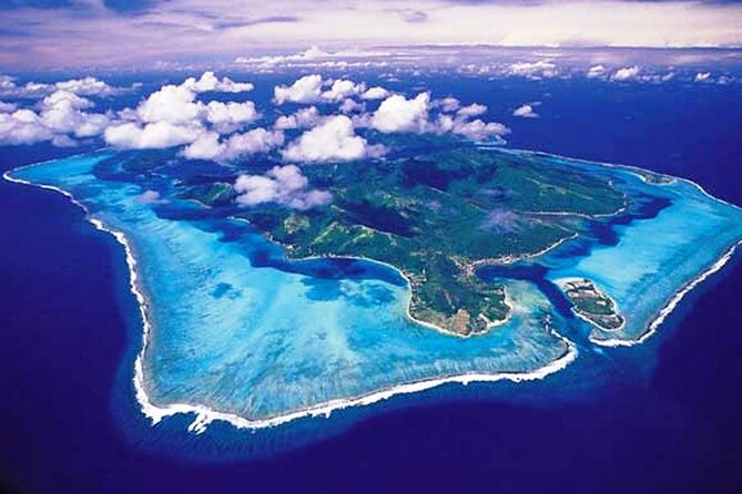 Private 30-minute flight downwind of Huahine - The private two-person format