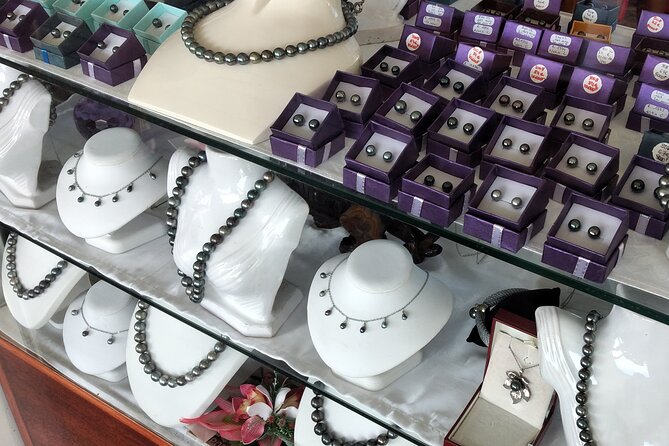 Raiatea-Beautiful Black Pearl of Tahiti and the Vanilla of Tahaa - Learning the secrets of Tahitian black pearls