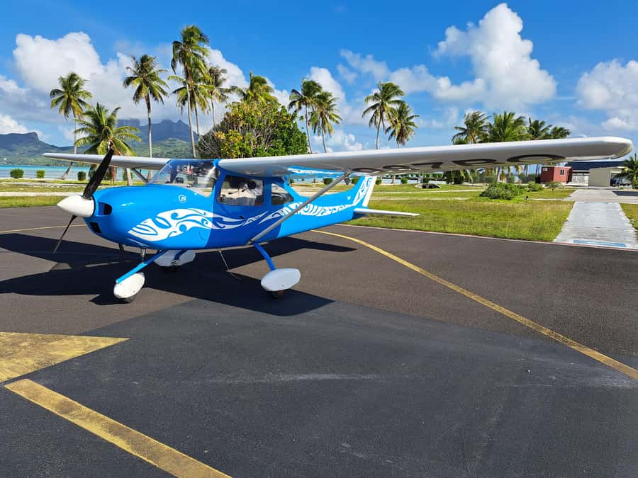 Raiatea: Bora Bora and Taha'a Private Scenic Flight one hour - Taking off from Raiatea and looking back at the reef