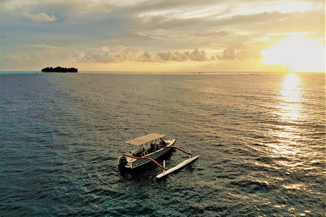 Romantic Private Sunset and Motu Dinner for Two - Ukulele music and Polynesian atmosphere