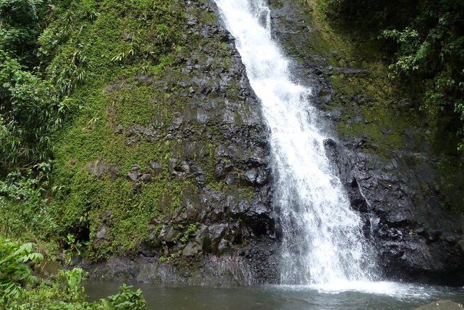 Tahiti: Full Day Tour of the Island - The golf course appears along the route
