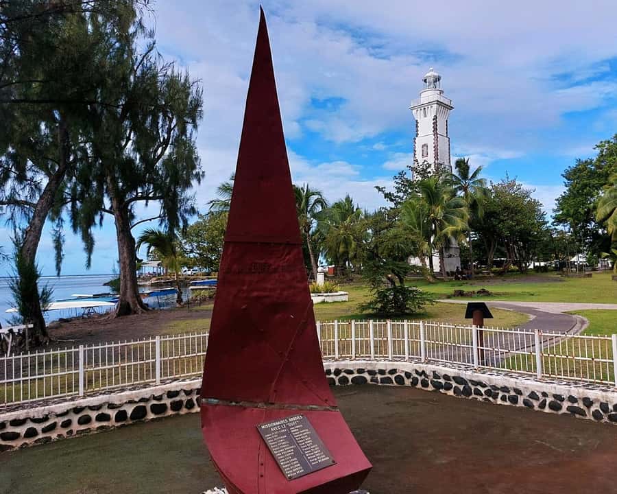 Tahiti Private Half Day Tour. Nature, history and culture - Black sand and local life at Taharuu Beach