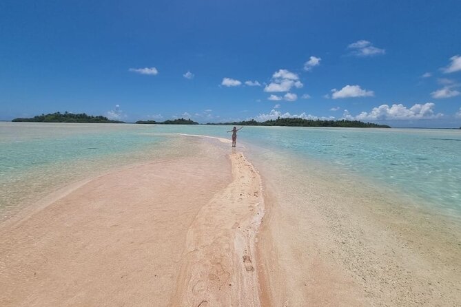 The Blue Lagoon by private boat - 9:15 to 10:45: crossing the huge lagoon and meeting sharks