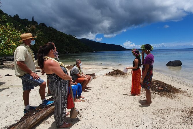Tour Tahiti in Private - Maraa Grotto: a quick stop with natural shade