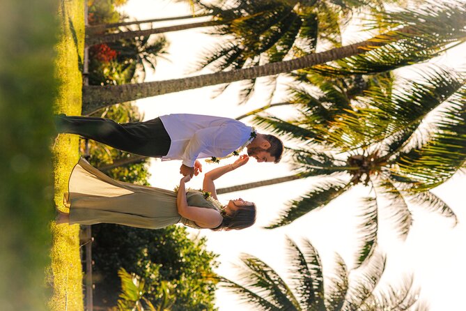 Unique photo shoot in the heart DE Moorea: Beach & mountain combo - Route des Ananas through tropical vegetation