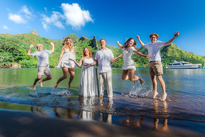 Unique photo shoot in the heart DE Moorea: Beach & mountain combo - Taahiamanu Beach and Moorea’s coastal color