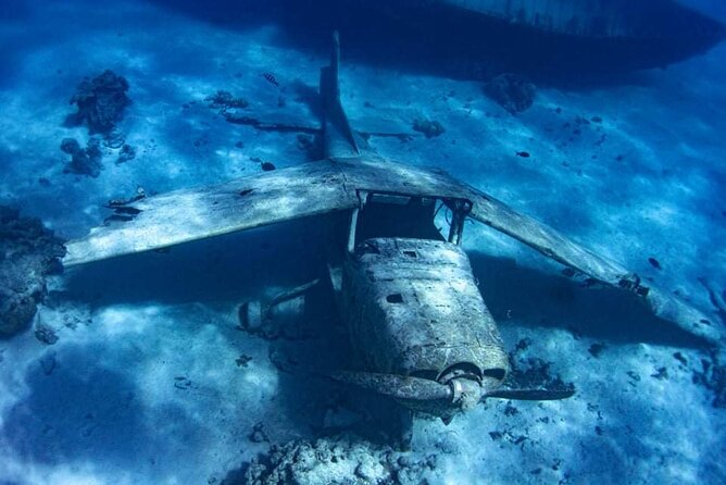 Want to escape? Treat yourself to a snorkeling session in Tahiti! - The wreck near Tahiti Faa’a Airport